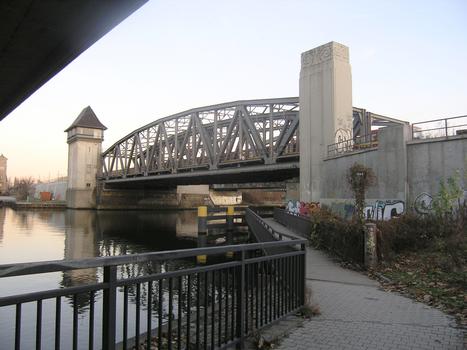 S-Bahnbrücke (Ringbahnbrücke Oberspree) neben der Elsenbrücke, Berlin