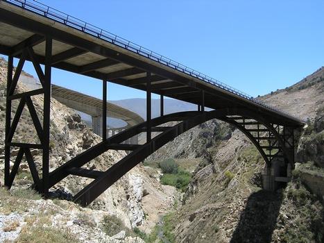 Brücke über den Rio Izbor (im Hintergrund Autobahnviadukt Granada-Motril im Bau)