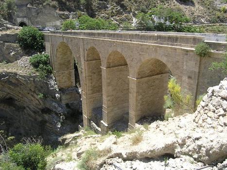 Vieux pont d'Izbor