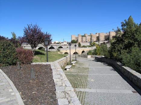 Puente Adaja und Puente Nuevo vor den Stadtmauern von Avila