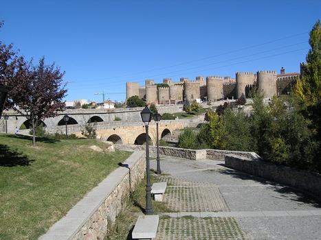 Puente Adaja und Puente Viejo vor den Stadtmauern von Avila