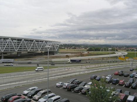 Landesmesse Baden-Württemberg, Äußere Verkehrserschließung, Überführung der Einfahrrampe über AS Messe Nord und DB Projekt Stuttgart 21