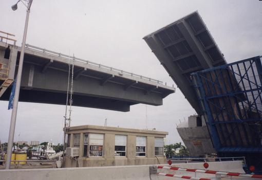17th Street Causeway Bridge, en construction