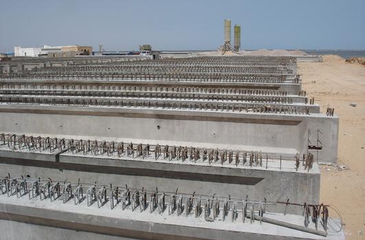 Poutres préfabriquées du nouveau pont de la chausée romaine de l'île de Djerba