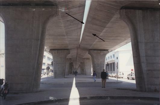 Viaduc de l'Avenue de la République à Tunis. Vue de dessous