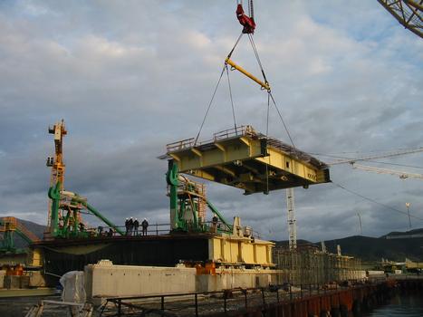 Pont Harilaos Trikoupis (Pont Rion-Antirion):Lancement d'un élément du tablier à l'aire de fabrication