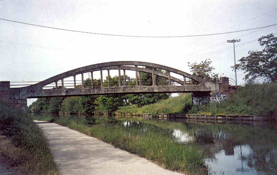 Garonne-Seitenkanal - Typische Brücke