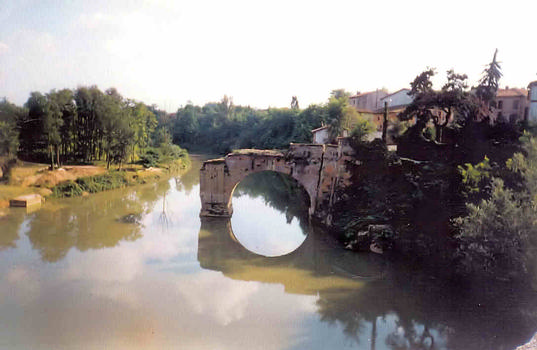 Ruin of bridge at Mazères across the Hers river