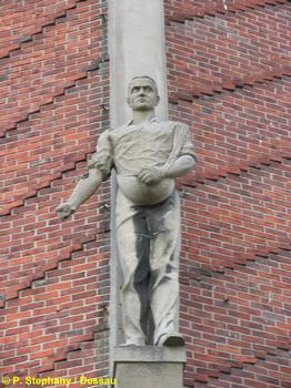 Wasserturm Genthin; Sachsen-Anhalt Statue des Bildhauers Bernd Schmitt: der Landmann : Wasserturm Genthin; Sachsen-Anhalt Statue des Bildhauers Bernd Schmitt: der Landmann