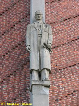 Wasserturm Genthin; Sachsen-Anhalt Statue des Bildhauers Bernd Schmitt: der Ingenieur : Wasserturm Genthin; Sachsen-Anhalt Statue des Bildhauers Bernd Schmitt: der Ingenieur