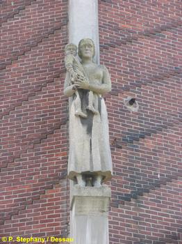 Wasserturm Genthin; Sachsen-Anhalt Statue des Bildhauers Bernd Schmitt: die Frau : Wasserturm Genthin; Sachsen-Anhalt Statue des Bildhauers Bernd Schmitt: die Frau