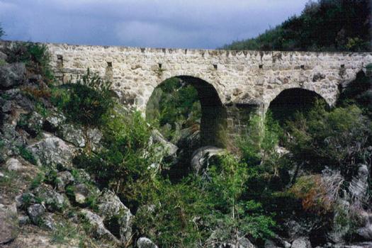 Bogenbrücke in Vila Flor