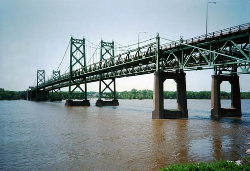Iowa-Illinois Memorial Bridge