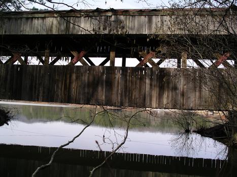 Bob Saunders Family Covered Bridge : Twin Pines Resort Lake Lauralee Sterret, Alabama USA
