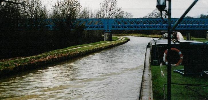 La rigole dite «des pompes», qui amène au bief de partage du canal de Briare l'eau pompée en Loire à Briare, et qui traverse ici le canal par un aqueduc aérien