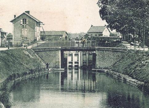 L'écluse double de Digoin, détruite en 1955, qui assurait la jonction entre le canal Latéral à la Loire et l'ancien canal du Centre et sa descente en Loire. Carte postale de la collection privée de Charles Berg