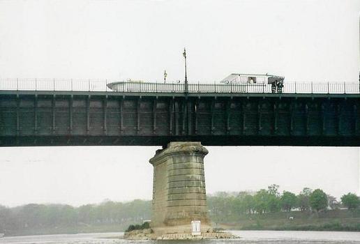 Le pont-canal de Briare, vu depuis la Loire