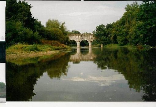 Le pont-canal de la Sauldre, par lequel le canal de Berry (branche nord-ouest) franchit la Sauldre, vu depuis la rivière elle-même