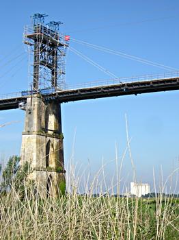 Changement des structures métalliques du pont de Tonnay-Charente (Charente-Maritime, France) 
Actuellement la suspension est déposée, remplacée par des haubans.