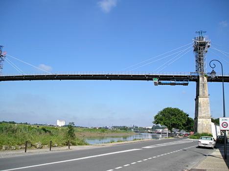 Changement des structures métalliques du pont de Tonnay-Charente (Charente-Maritime, France) 
Actuellement la suspension est déposée, remplacée par des haubans.