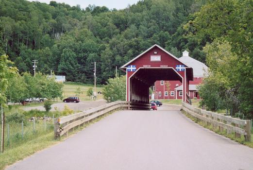 Pont Rouge du Parc de la Gorge, Coaticook, Québec, Kanada