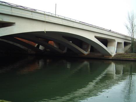 Runnymede M25 bridge