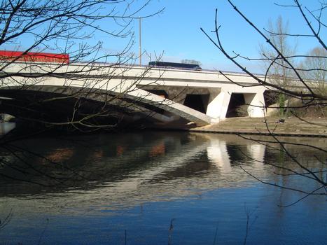 Runnymede M25 bridge