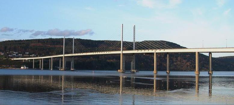 Kessock Bridge, Inverness The final support on each approach doesn't look like it carries any weight. In fact it appears as though it might actually be in tension, due to the cables connecting to the roadway above it