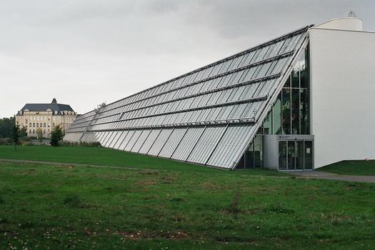 Wissenschaftspark Gelsenkirchen Fassade von Südwesten aus gesehen, links im Hintergrund: Ehemaliges Verwaltungsgebäude der Gusstahlwerke Thyssen
