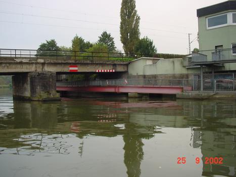 Passerelle sous le pont ferroviaire sur la Ruhr à Wetter