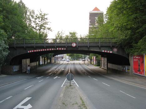 Eisenbahnüberführung Heiliger Weg, südliche Brücke; Ansicht von Norden, rechts hinter der Brücke Wasserturm Südbahnhof