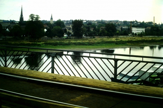 Blick von der Brücke in Richtung Westen. Im Vordergrund das Gleis der Strecke Kamenz-Pirna