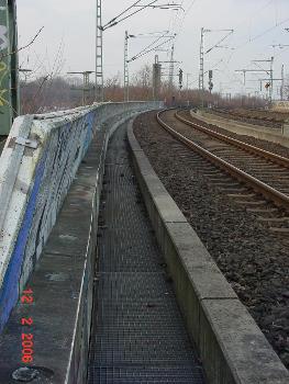 Eisenbahnbrücke Heyden-Rynsch-Straße:Blick vom südlichen Wiederlager Richtung Norden