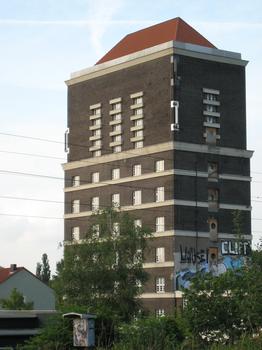 Wasserturm Südbahnhof, fotografiert vom Gelände des ehemaligen Südbahnhofes (aus Südwesten)