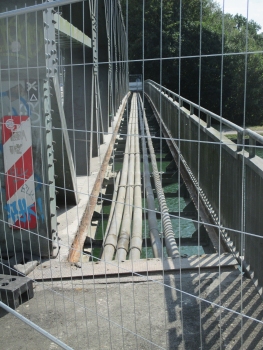Schwieringhauser Brücke:Blick von Nordosten auf den Gehweg der Nordwestseite, Gehwegplatten abgenommen