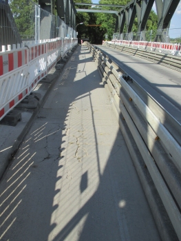 Schwieringhauser Brücke:Auf der Fahrbahn eigerrichtetter Notgehweg. Blick nach Nordosten