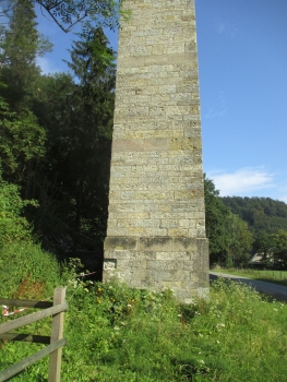 Kleiner Viadukt Neuenbeken:Pfeiler an der westlichen Böschung des Tales von Süden fotografiert.