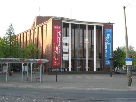 Schauspielhaus Bochum, Ansicht vom Norden, im Vordergrund Oskar-Hoffmann-Straße