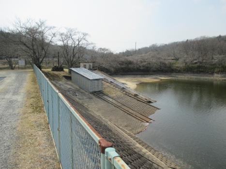 Wasserseite am westlichen Ende des Damms.