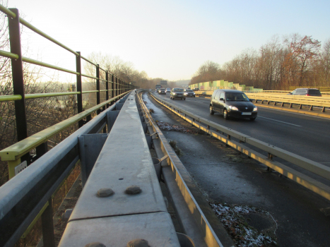 Autobahnüberführung Somborn (A40):Blick auf die Brücke von Osten; die Standstreifen der Brücke sind gespert.