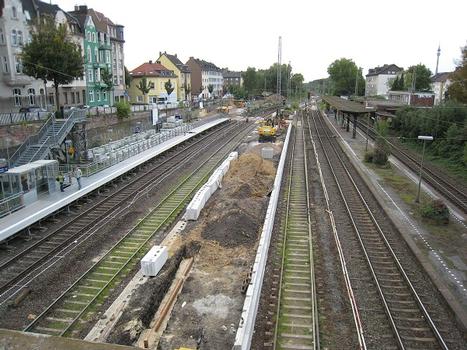 Blick auf das Bahnhofsgeände von der Dortmunder Bahnhofsbrücke (Blick in Richtung Westen). Es finden gerade Umbauarbeiten an den Bahnsteigen statt