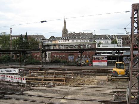 Blick auf das Bahnhofsgebäude von Süden
