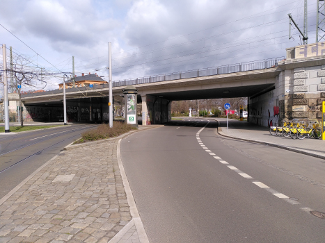Eisenbahnüberführung Großenhainer Straße: Ansicht von Süden, rechts östliches Wiederlager