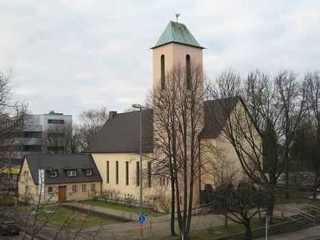 Heliand-Kirche von Südosten