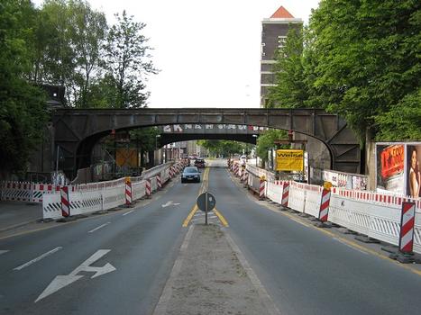 Eisenbahnüberführung Heiliger Weg, südliche Brücke; Ansicht von Norden, Teile der Brücke wurden demontiert, der verbliebene Teil wurde gehoben