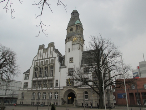 Rathaus Gladbeck: Ansicht von Norden. Am linken Bildrand ist noch das ehemalige Hertie-Kaufhaus zu erkennen.