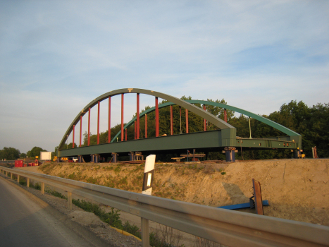 Lindenhorster Brücke: Die vormontierte Brücke ist bereit für den Verschub