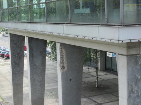 Freigelegte Bewehrungsstähle an der Abstützung des Saalbaus. Fotografiert von Westen, von der Hörder Bahnhofsbrücke.