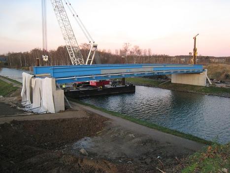 Lindenhorster Brücke (2010):nach dem Einheben der provisorischen Brücke mit Schwimmkran