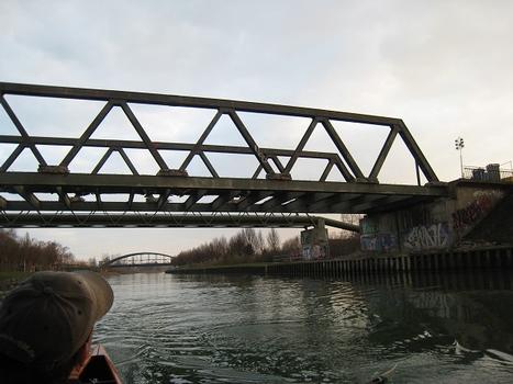 Lindenhorster Brücke: Lindenhorster Brücke mit westlichem wiederlager, direkt hinter der Brücke die Lindenhorster Rohrbrücke, im Hintergrund die Hardenbergbrücke